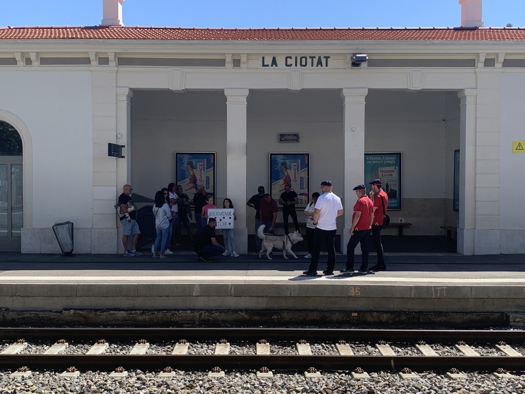 Un film en gare de La Ciotat pour lutter contre l'abandon des animaux
