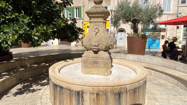 La Ciotat : la fontaine de la place Sadi-Carnot privée d’eau mais pas de béton