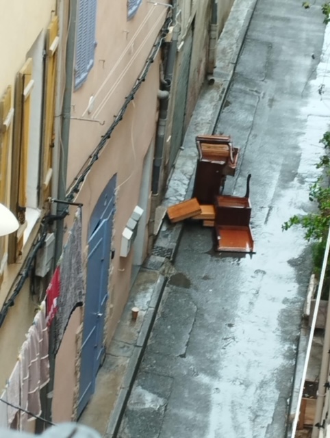 La Ciotat : des meubles jetés au milieu de la chaussée