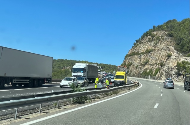 Un camion du BTP sème une partie de son chargement sur l’A50