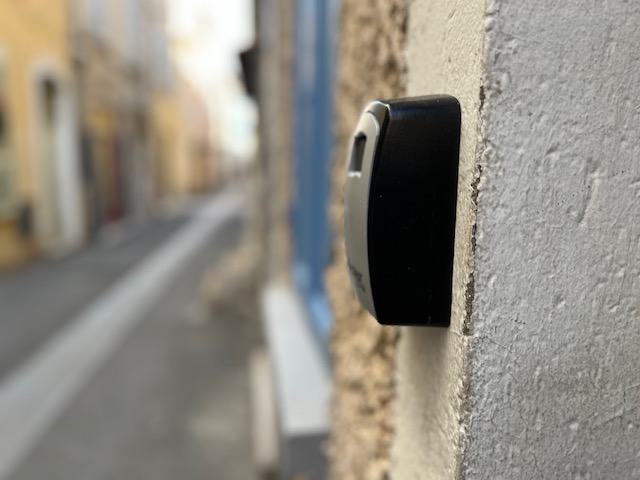 Hyères (Var) : des touristes surpris par trois inconnus au moment d’accéder à leur location "Airbnb"