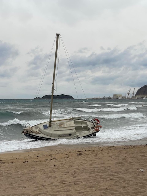 Un voilier s'échoue sur une plage de La Ciotat