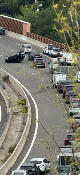 A50 : une voiture se retrouve sur le toît à hauteur de Ceyreste