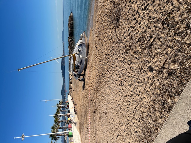 Pourquoi ce voilier gît depuis 3 semaines, sur une plage de La Ciotat ?