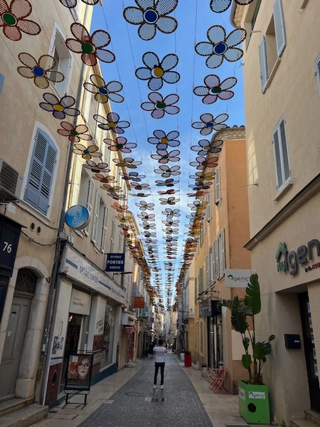 La rue des Poilus en fleurs pour l’été à La Ciotat