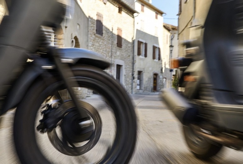 Roue arrière et trottoirs : ils transforment Cassis en circuit improvisé