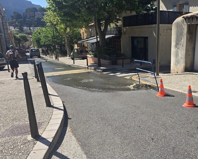 Cassis : des égouts sous pression débordent en plein centre-ville