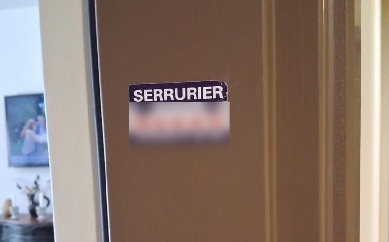 La Ciotat : deux hommes interpellés pour des autocollants collés sur des portes