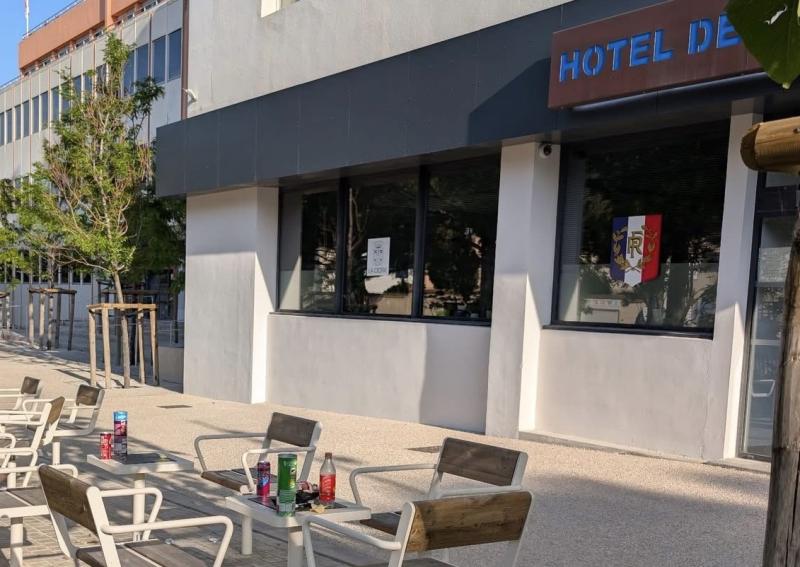 La Ciotat : cette photo prise devant la police municipale, ne manque pas de faire réagir