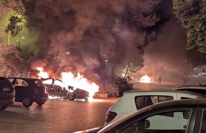 Saint-Cyr-sur-Mer (Var) : deux véhicules en flammes en pleine nuit sur un parking