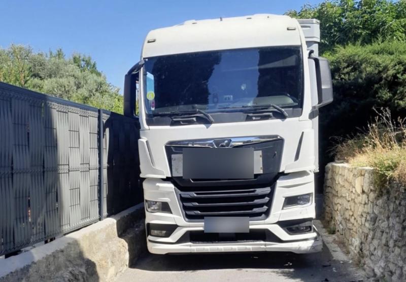 Un poids lourd s’engage dans cette voie étroite près de La Ciotat… et reste bloqué