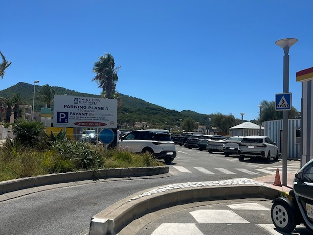 Saint-Cyr-sur-Mer : en revenant à sa voiture, ce vacancier découvre l’impensable