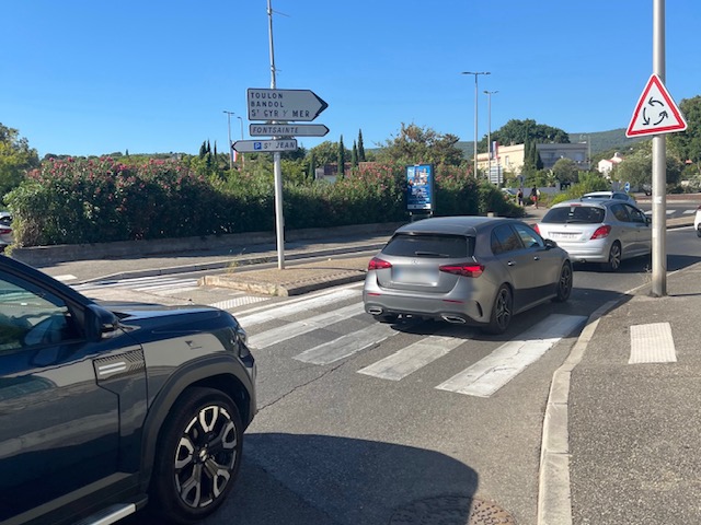 La Ciotat : vive altercation entre un automobiliste et un cycliste, une foule se rassemble, la police intervient avant le pire