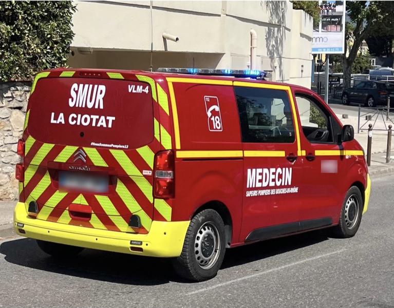 Une houle soudaine surprend cinq baigneurs dans les calanques de Cassis, deux jeunes filles secourues