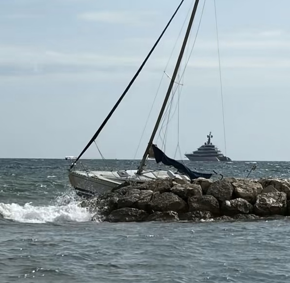 Un voilier s’échoue contre une digue à La Ciotat : ses propriétaires cherchent à comprendre ce qui s’est passé
