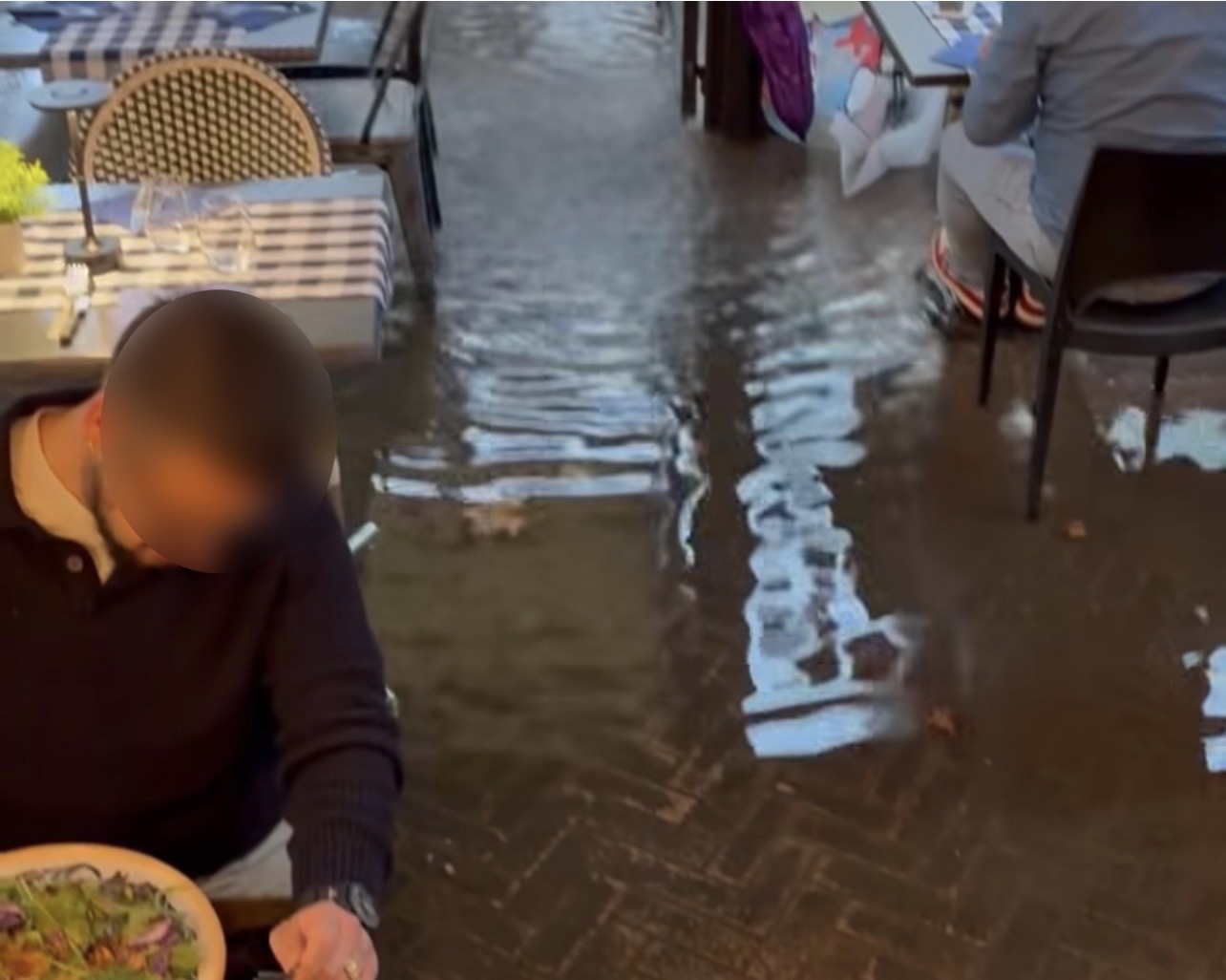 Insolite à Saint-Cyr-sur-Mer : les clients de ce restaurant déjeunent les pieds dans l’eau… mais pas pour les raisons que vous croyez